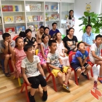 为安妮花阅读馆的孩子讲游泳安全救生知识
