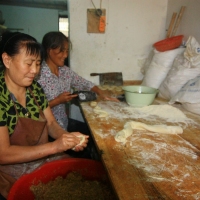 探访传统手工月饼坊