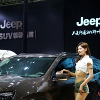 《香车美女齐聚2019第十七届华中国际车展》