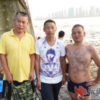 周世杰和喻磊等人抢救了一名遇险人