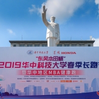 在森林中大学跑步开心！曾院平摄影