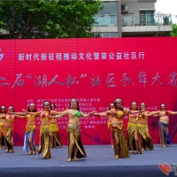大妈跳起肚皮舞
