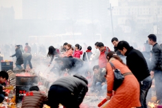 【我的春节故事】2月14日初五50万民众武汉归元寺祈福
