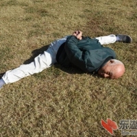 87岁的老翁吴茂汉练瑜伽