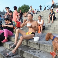 她带着狗狗陪同张锡华值守长江边