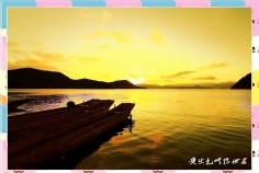 太阳从泸沽湖畔升起