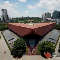 蓝天白云下的武昌首义广场