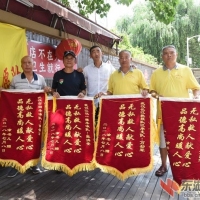 他从阳新赶到武汉将4面锦旗给挽救他生命的恩人