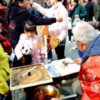 汉口里展现民间手艺 转糖