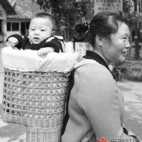 把爱背在肩上