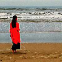 海水湛蓝，沙滩平质均匀松软的“大角湾“