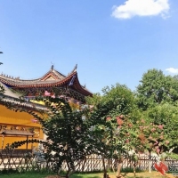炎炎烈日下蓝天白云好风光