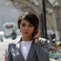 杭州西湖边的美女