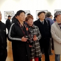 周国献《大武汉的工业记忆》影展对游人展出